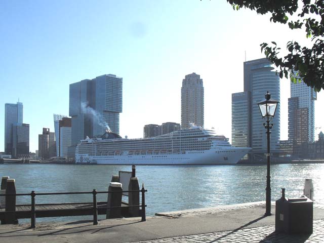 Cruiseschip ms MSC Poesia van MSC Cruises aan de Cruise Terminal Rotterdam